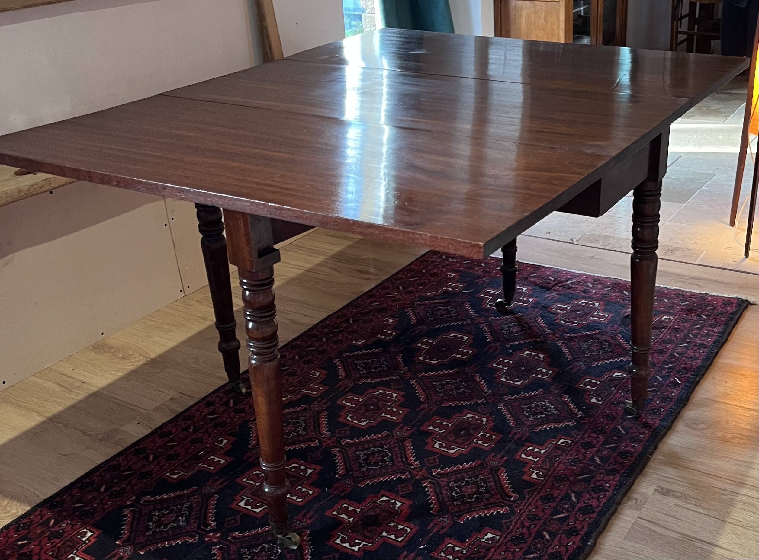 Table en acajou vintage à rabats; idéale pour les décorateurs.