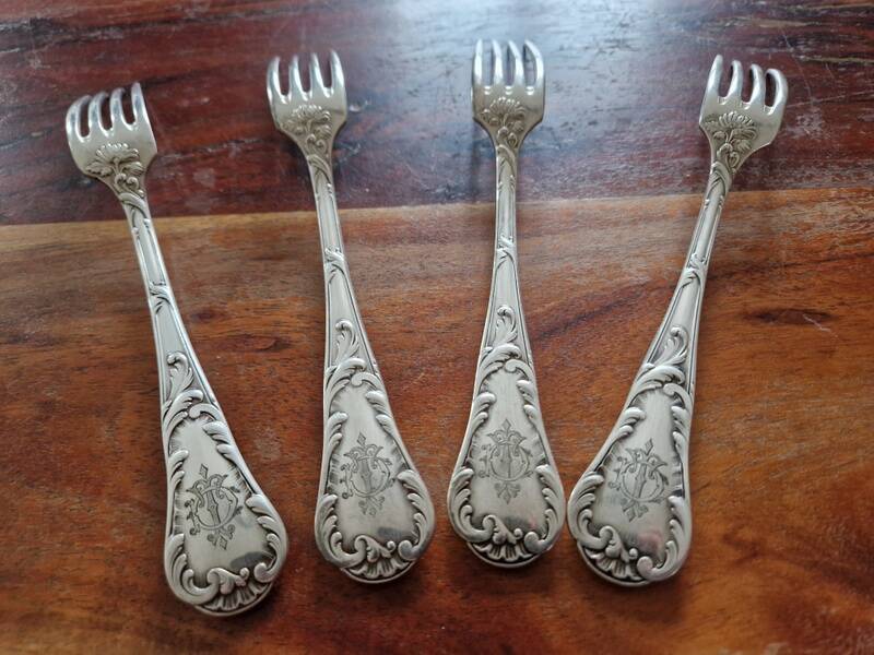 4 fourchettes à entremets Christofle en métal argenté modèle Chrysanthèmes