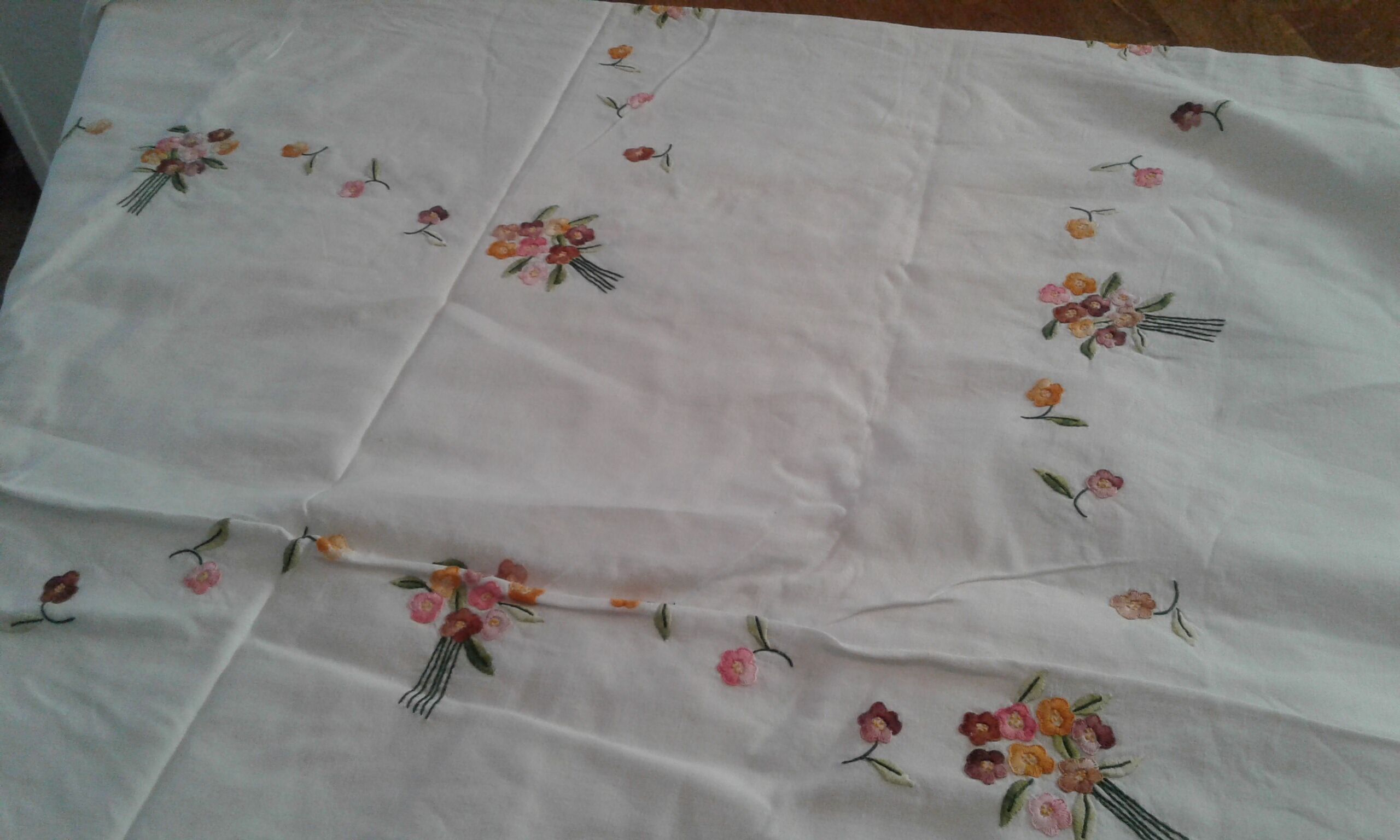 Nappe et 12 serviettes broderies fleurs champêtre