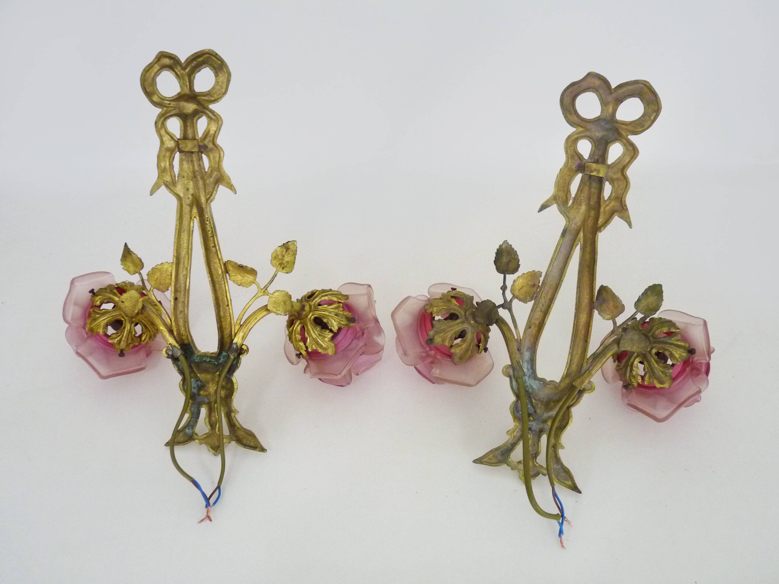 Paire d'Appliques murales en bronze à décor de noeuds à 2 bras à tulipe mauve Signées DP. Années 40