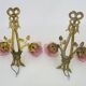 Paire d'Appliques murales en bronze à décor de noeuds à 2 bras à tulipe mauve Signées DP. Années 40