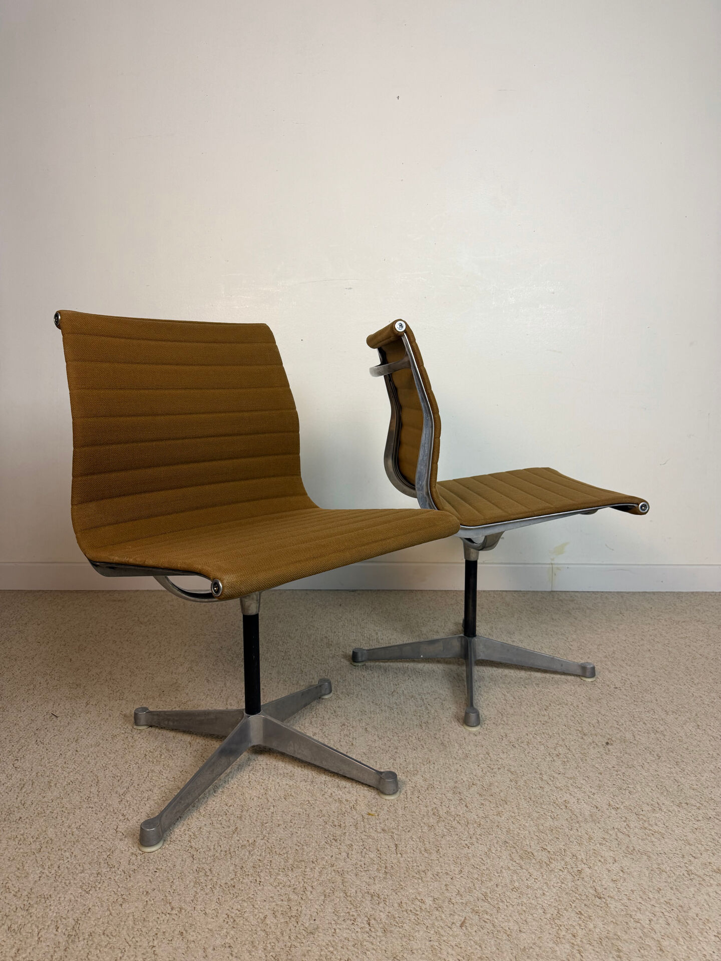 Chaises Herman Miller Aluminium Group – Charles & Ray Eames – lot de 2