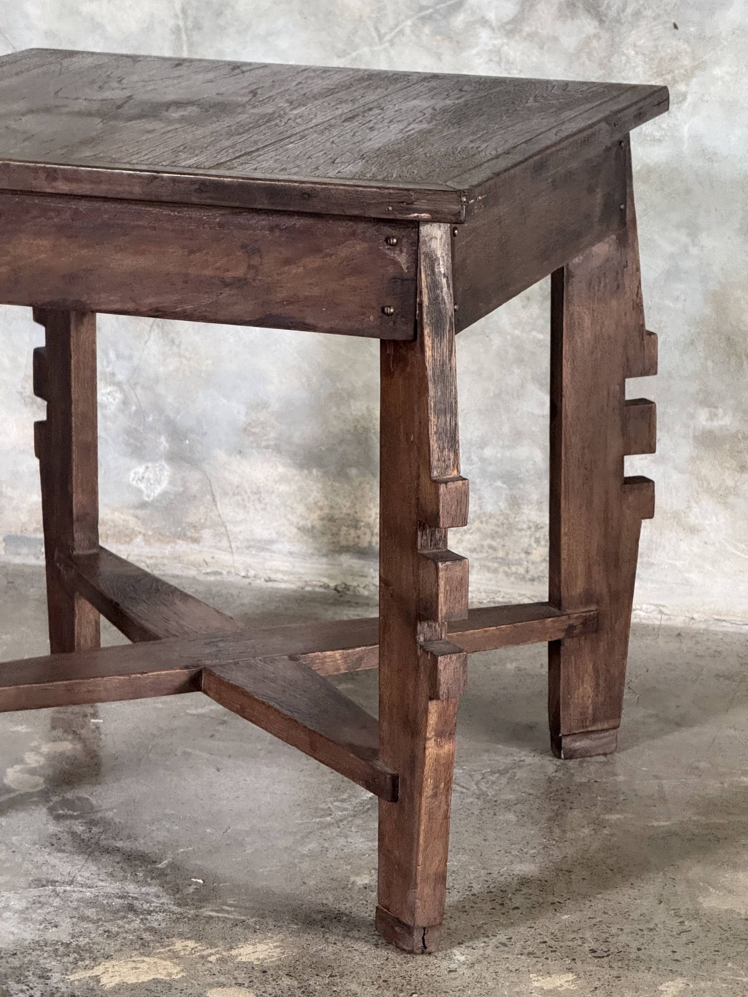 Coffee table, petite table basse indonésienne ancienne moderniste en teck