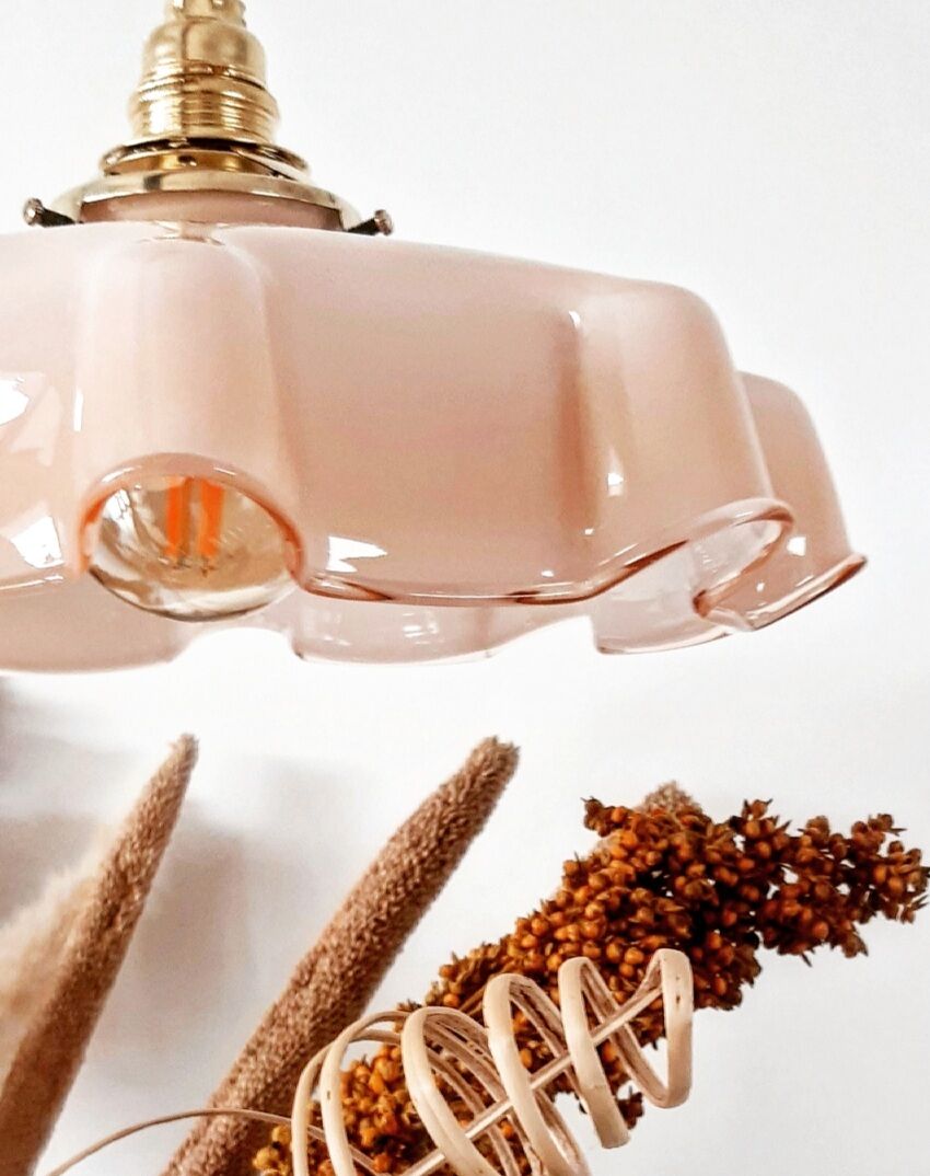 Pink opaline suspension