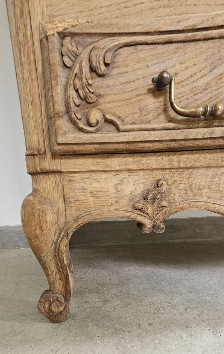 Louis XV style curved chest of drawers with 4 drawers in raw solid oak