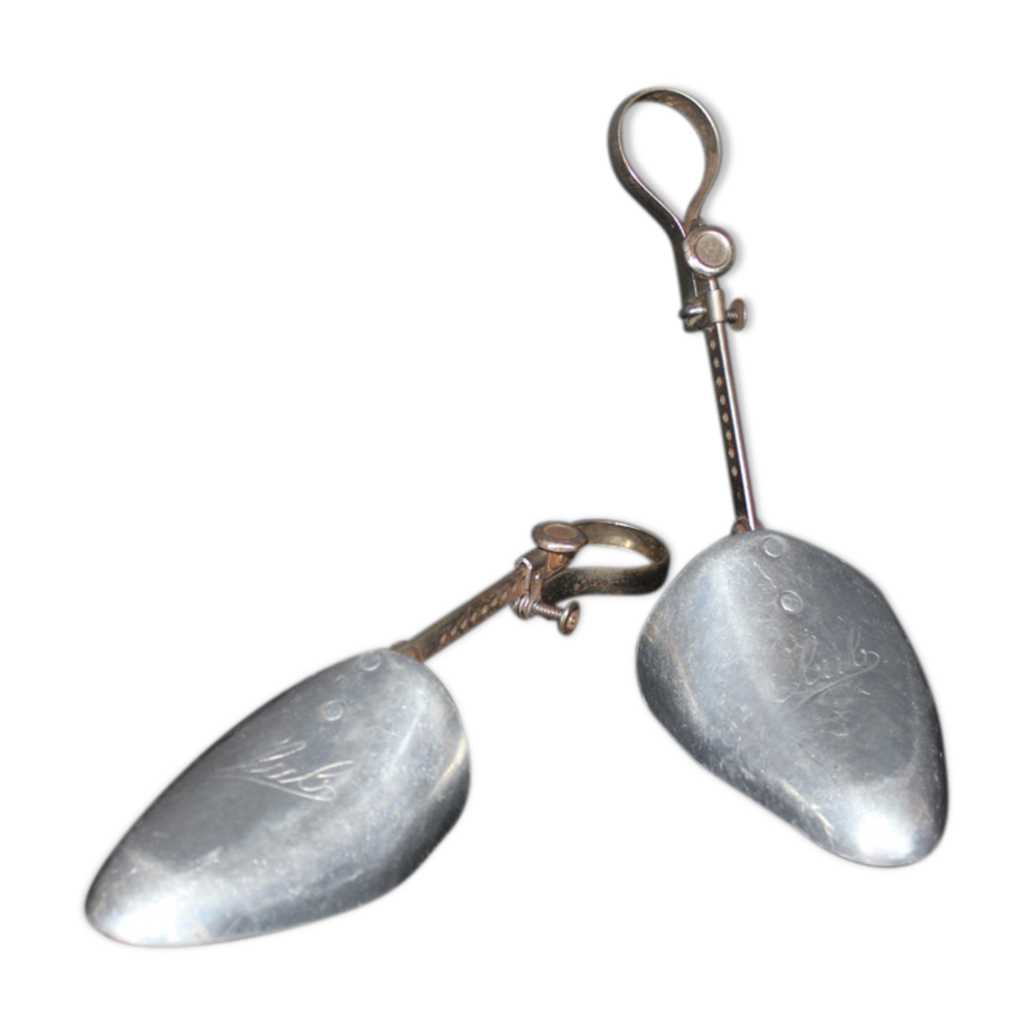 Pair of metal edause