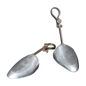 Pair of metal edause