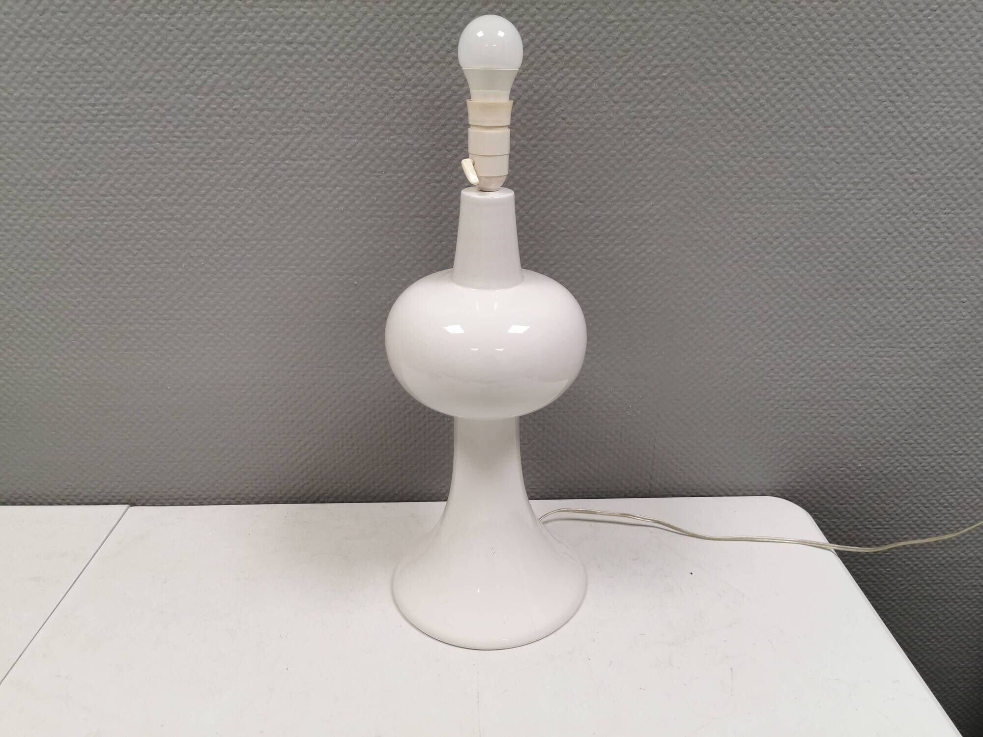 Large and beautiful Italian Table Lamp in white porcelain, estimated 1980s.