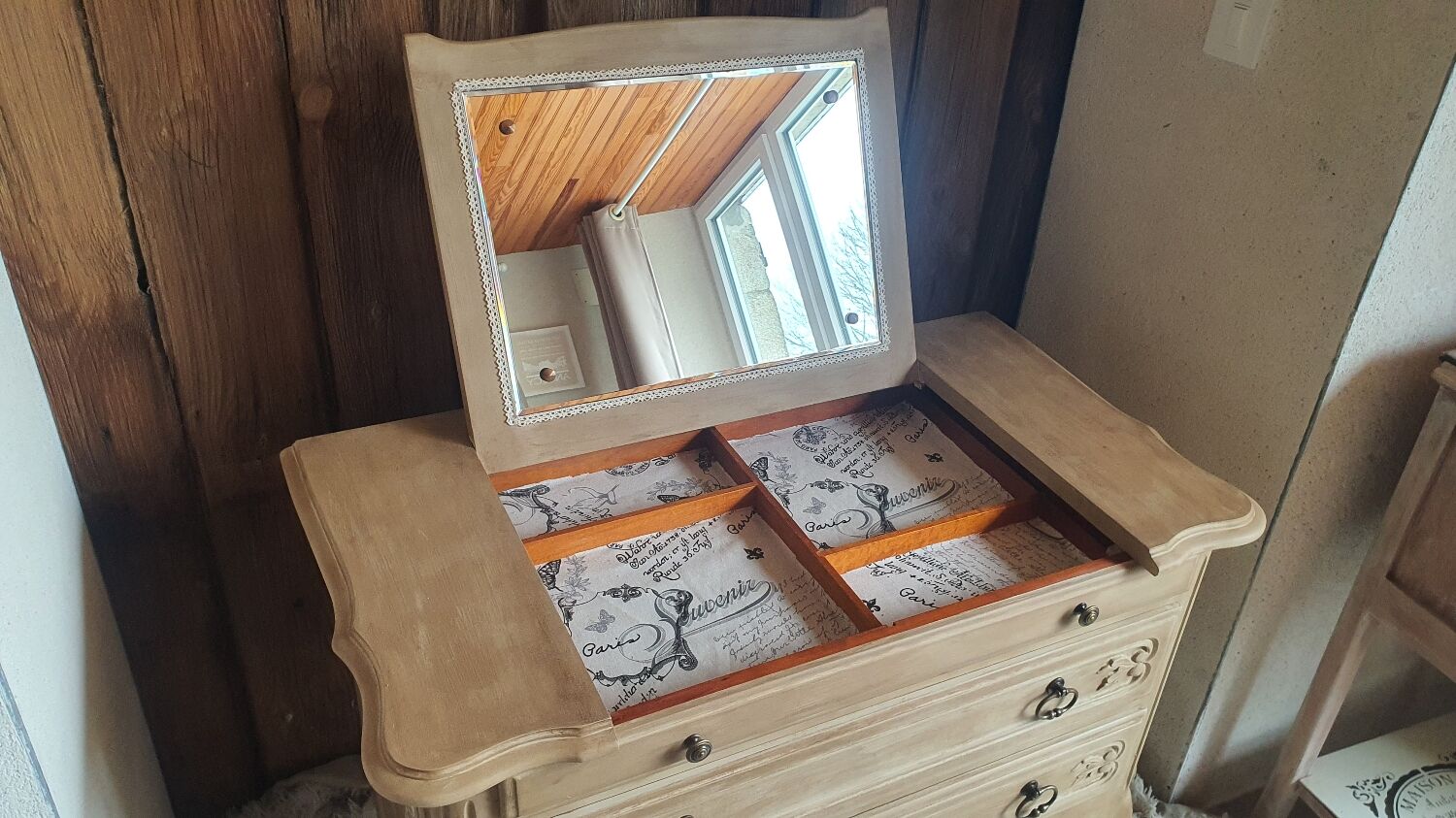 Jewelry chest of drawers