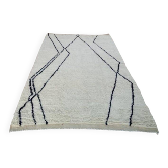 Handmade traditional Beni Ourain Berber rug, size 150 x 250 cm.