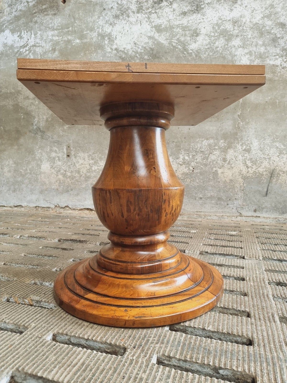 Table ronde ancienne en noyer 140 cm