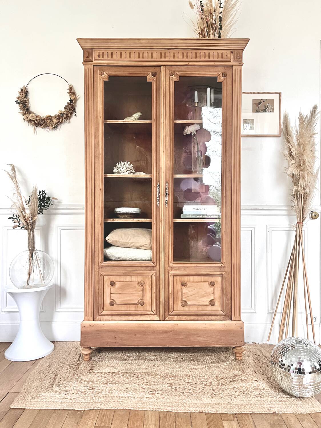 Glass cabinet from the early 20th century.