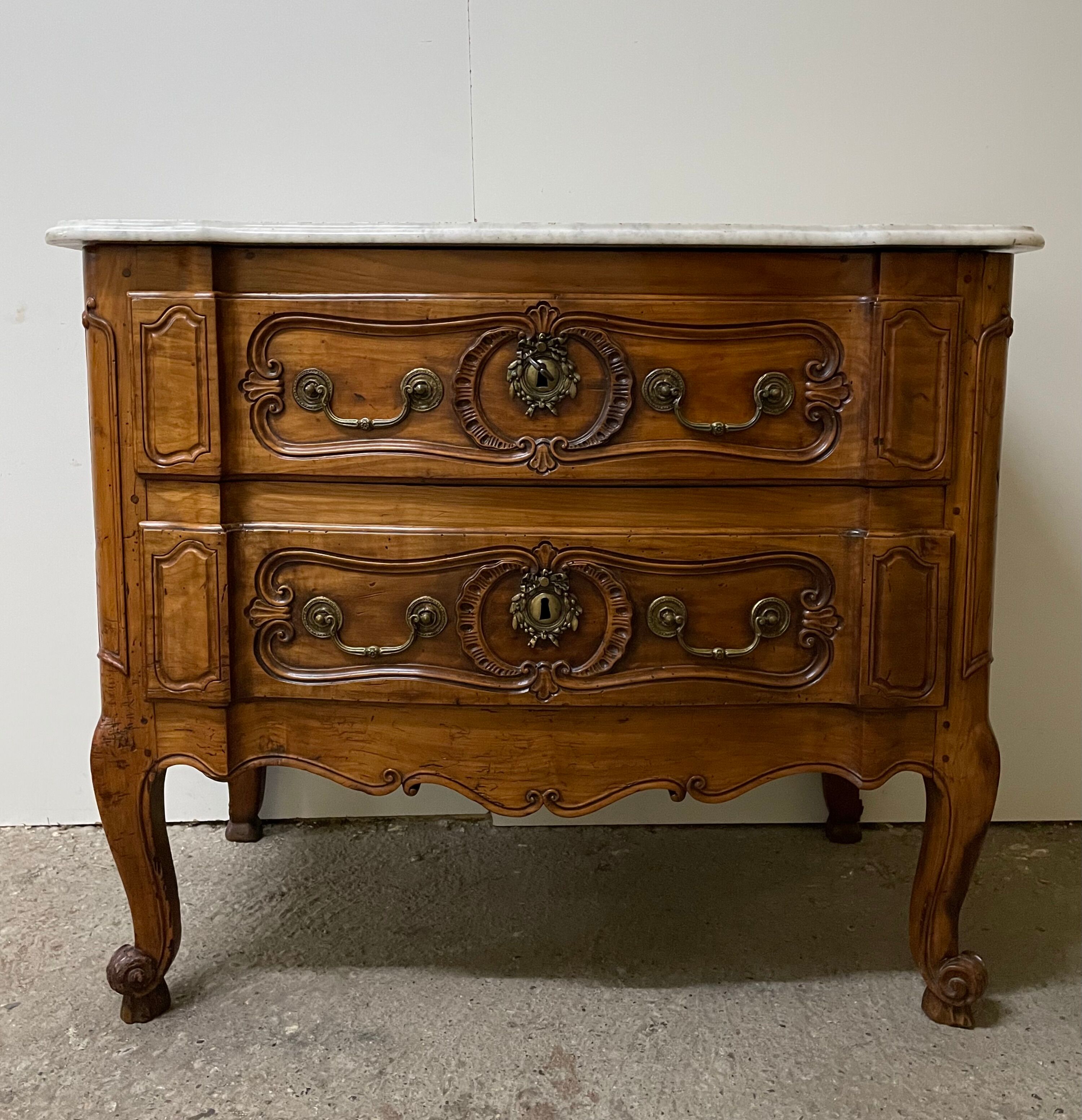 Chest of drawers in cherry wood of the late eighteenth century