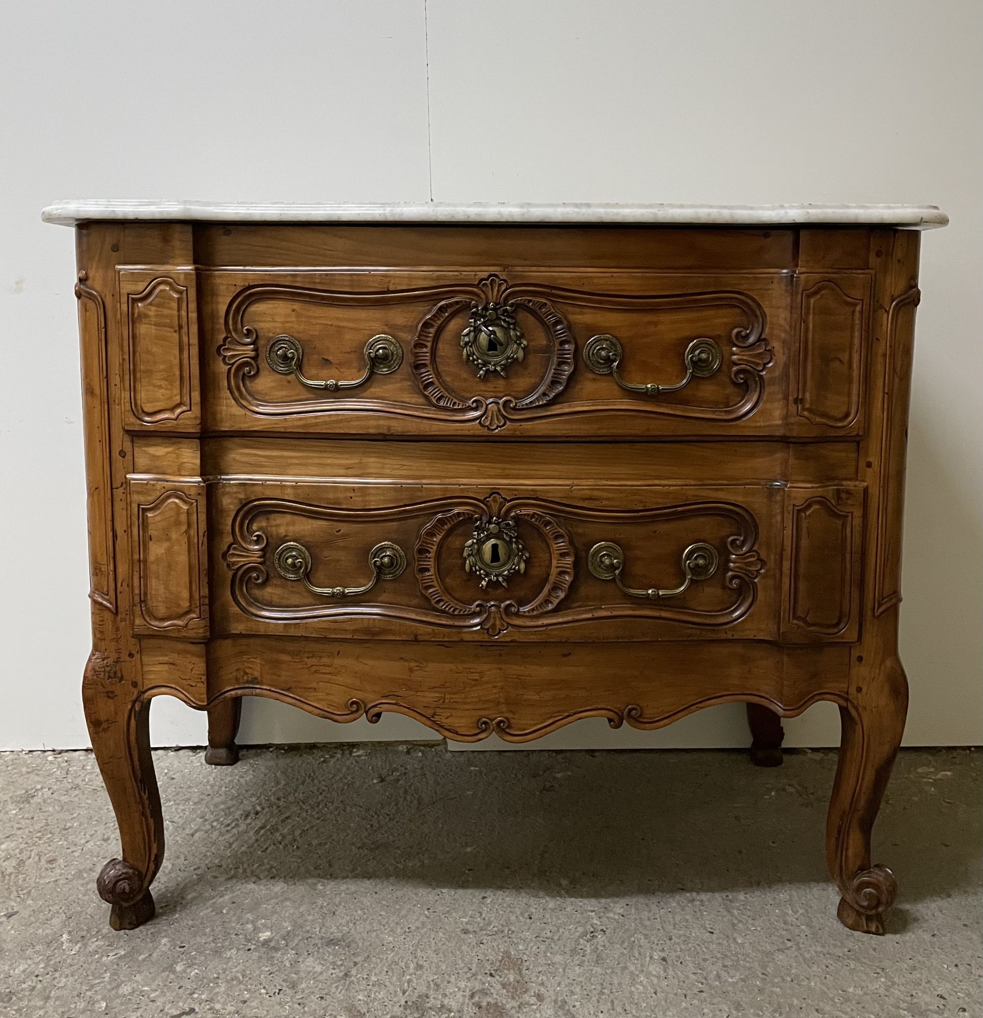 Commode sauteuse en merisier de la fin du  XVIII ème