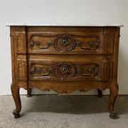 Commode sauteuse en merisier de la fin du  XVIII ème