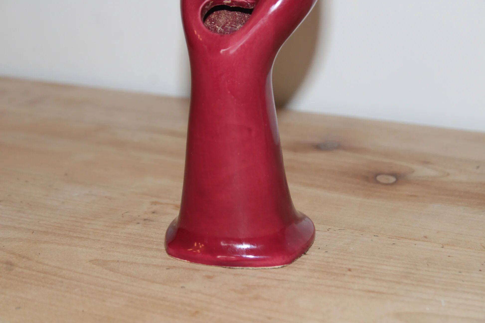 Main soliflore vintage en céramique rouge framboise