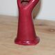 Main soliflore vintage en céramique rouge framboise