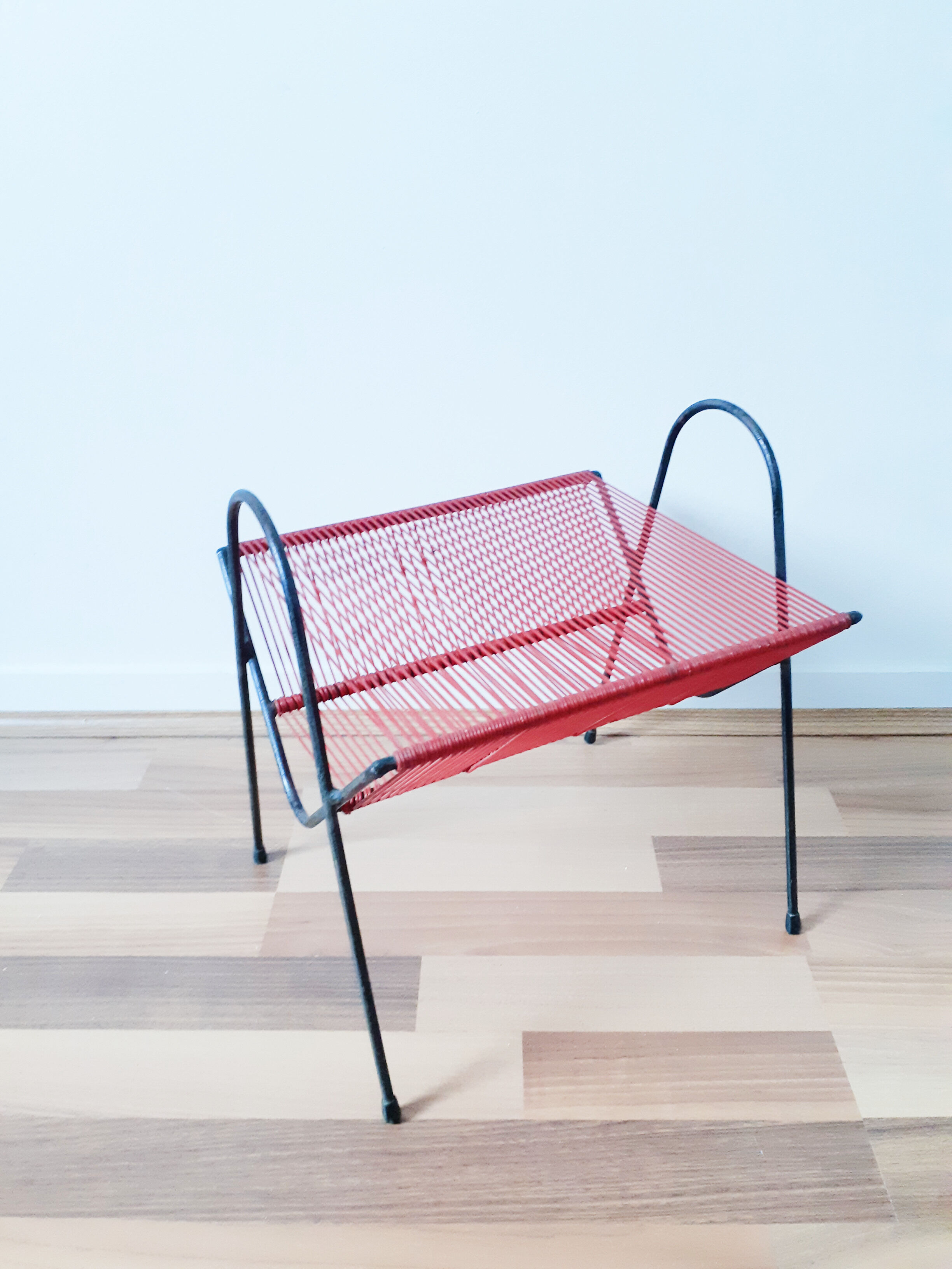 Porte-vinyles vintage en métal noir et scoubidou rouge,  années 50