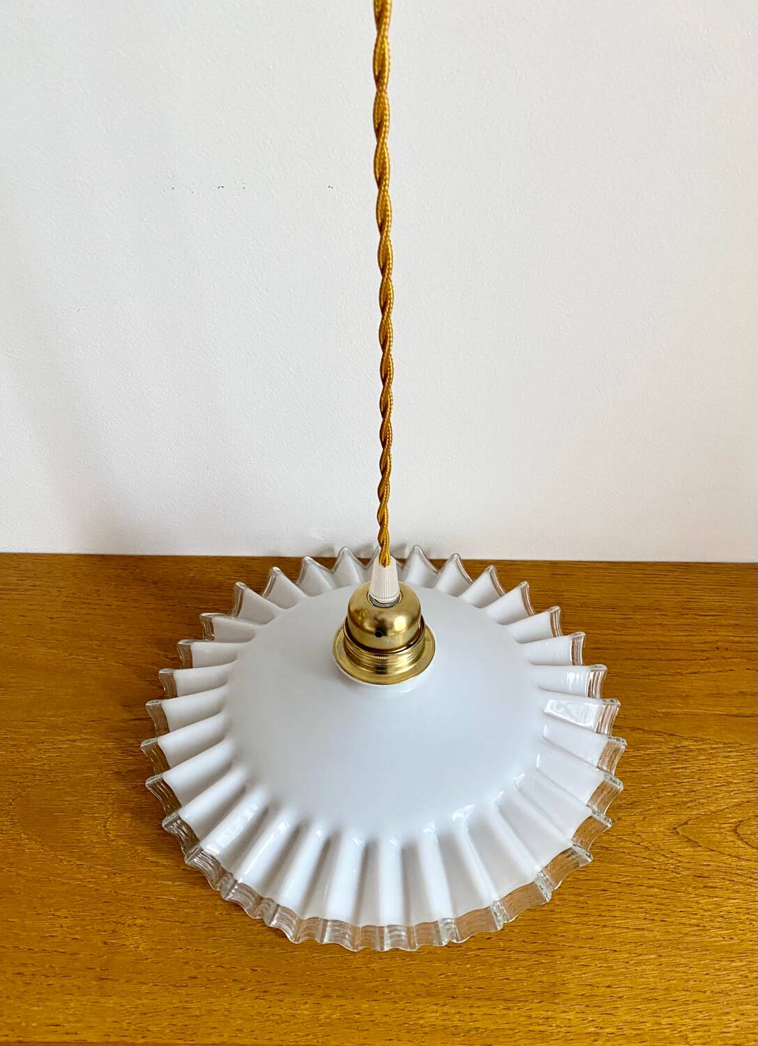 Suspension opaline plissée