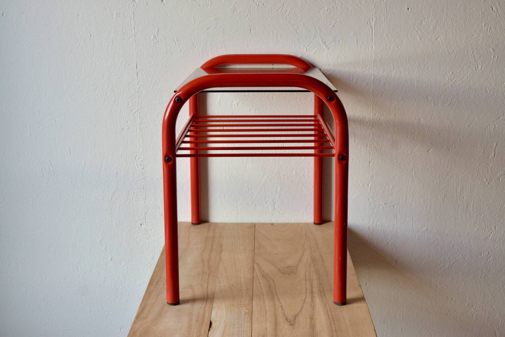 Vintage side table in red tubular steel - smoked glass window - 1980s