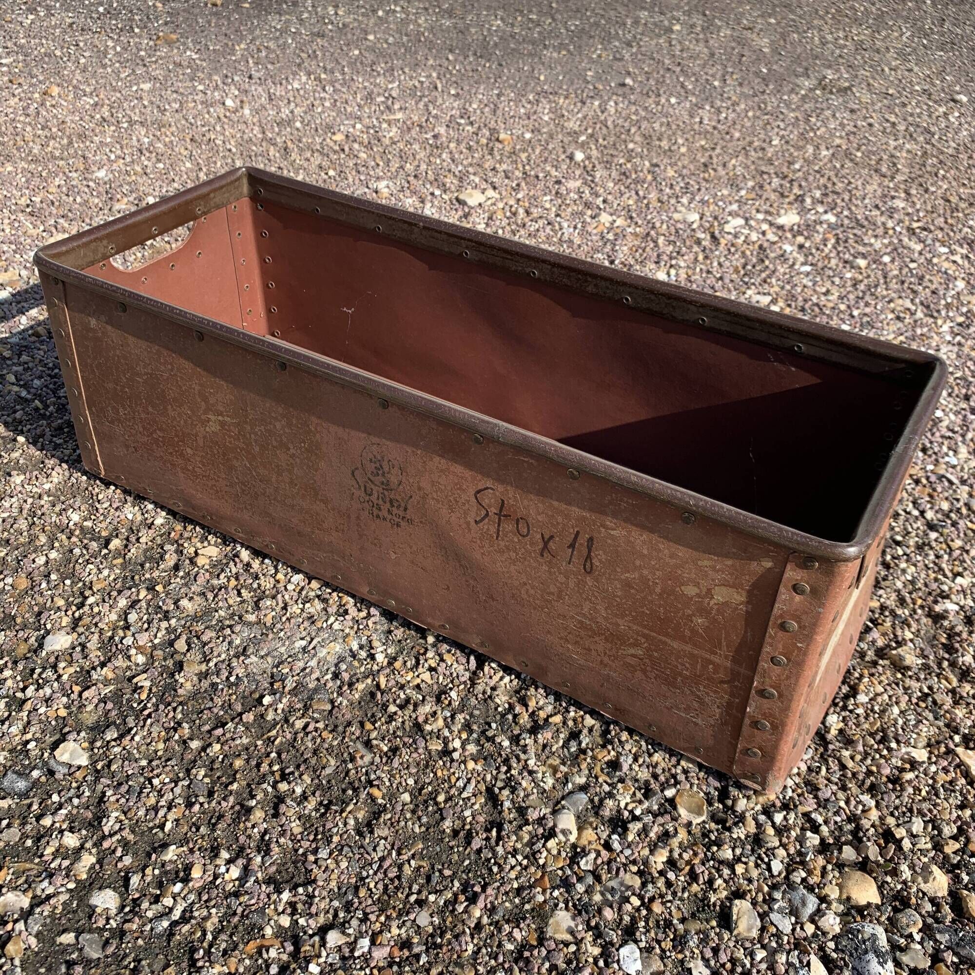 Industrial box made of boiled cardboard and Rivet Suroy France