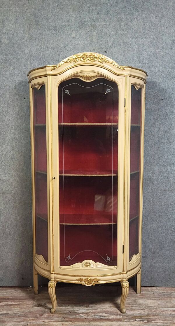 Vitrine galbée de style Louis XV, en bois laqué crème rehaussé de dorure