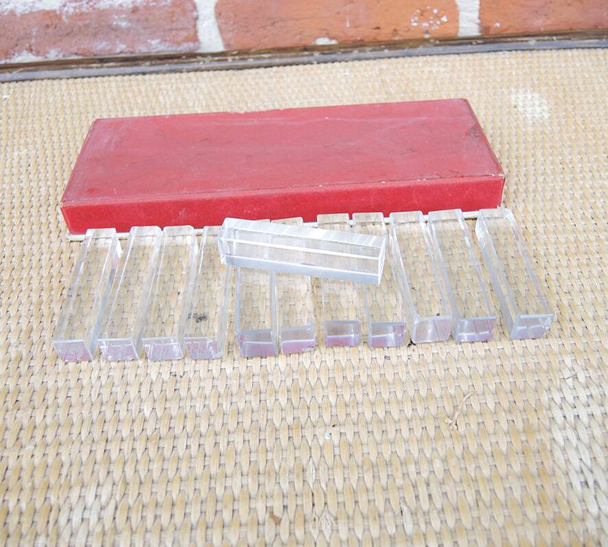 12 anciens porte-couteaux en cristal Baccarat