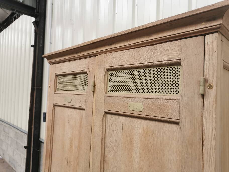 solid oak locker room Banque de France 1930