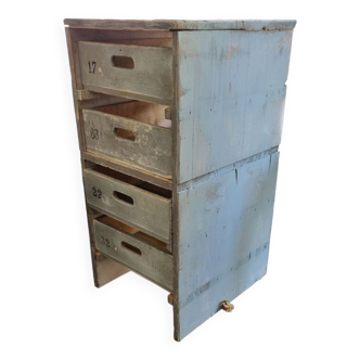 Storage cabinet with drawers