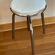Tabouret à vis chromé d’atelier coiffeur
