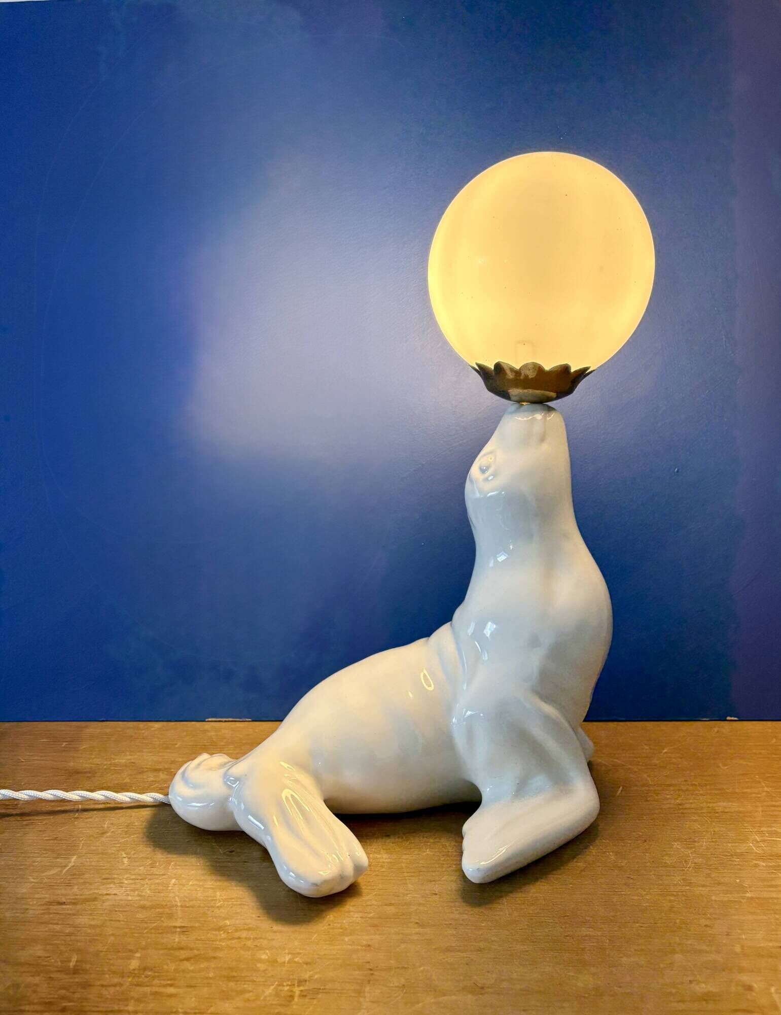 Vintage seal lamp in white ceramic and opaline.