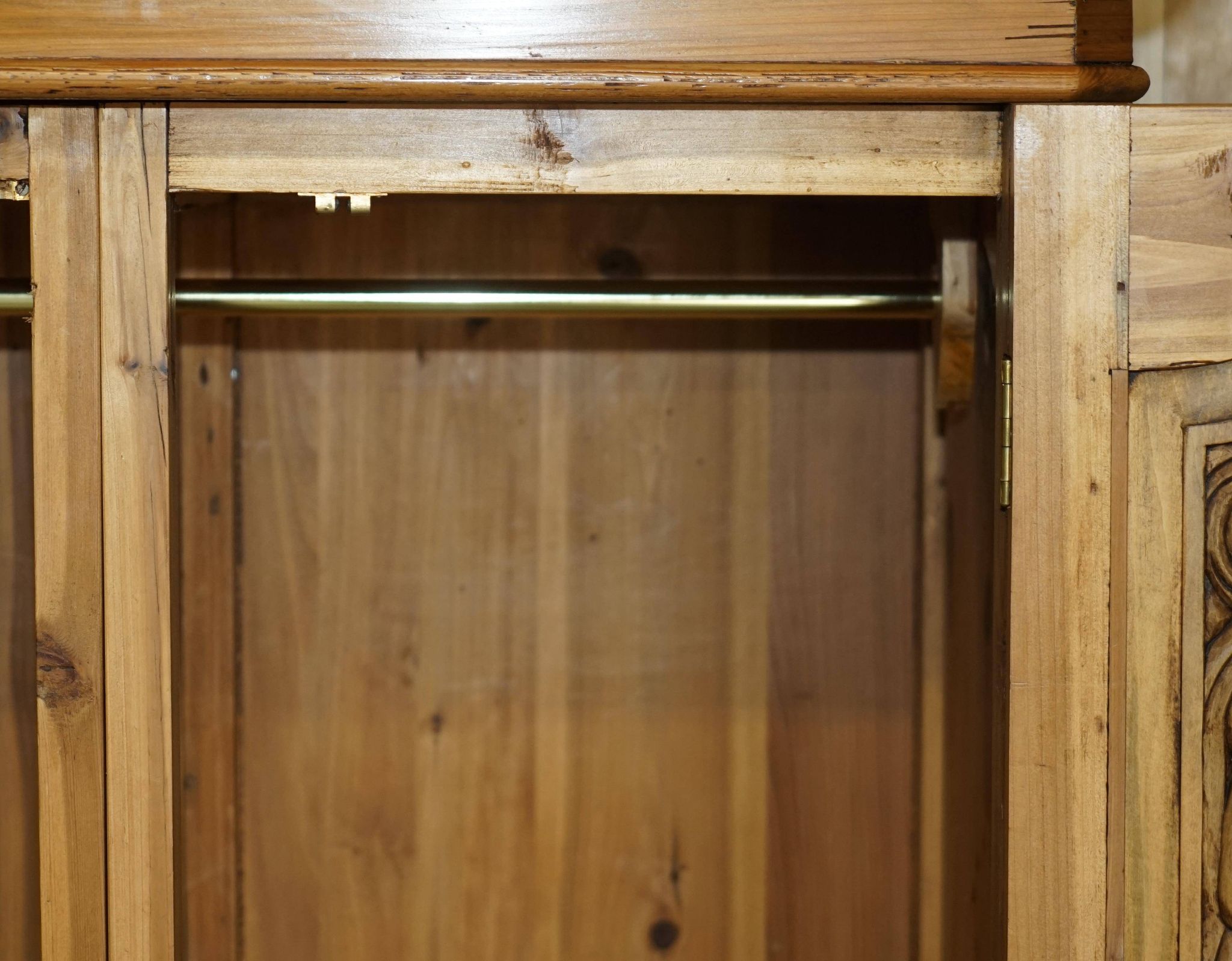 Armoire vintage sculptée main style Art Nouveau