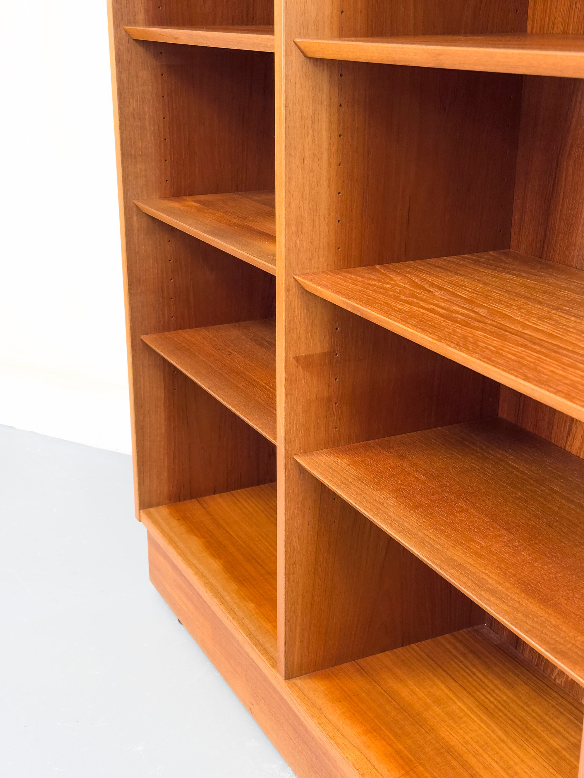 Bibliothèque en teck par Carlo Jensen pour Hundevad & Co., 1960
