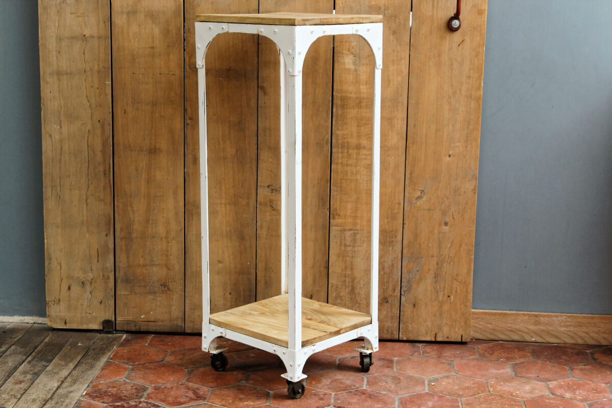 Industrial stele on wheels