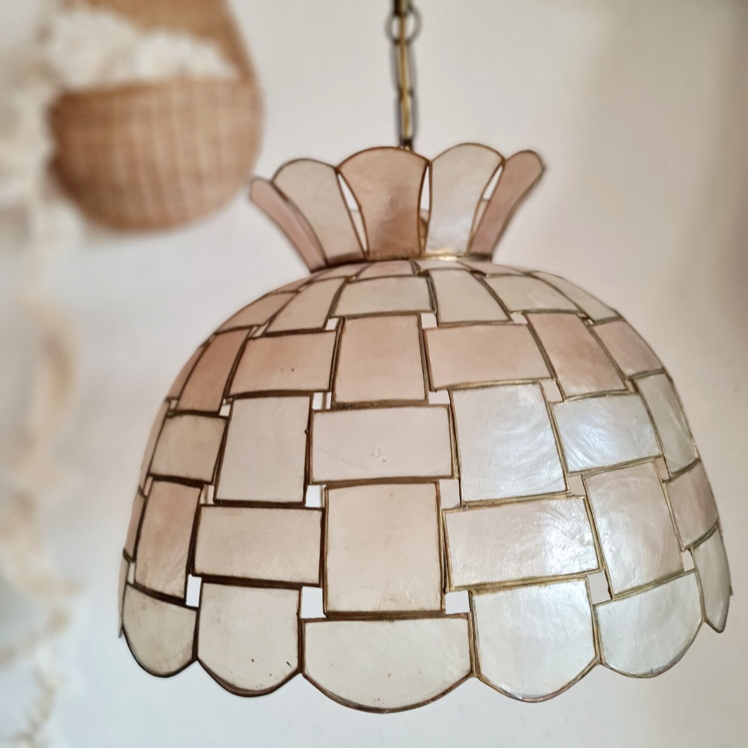 Vintage suspension in mother-of-pearl and brass