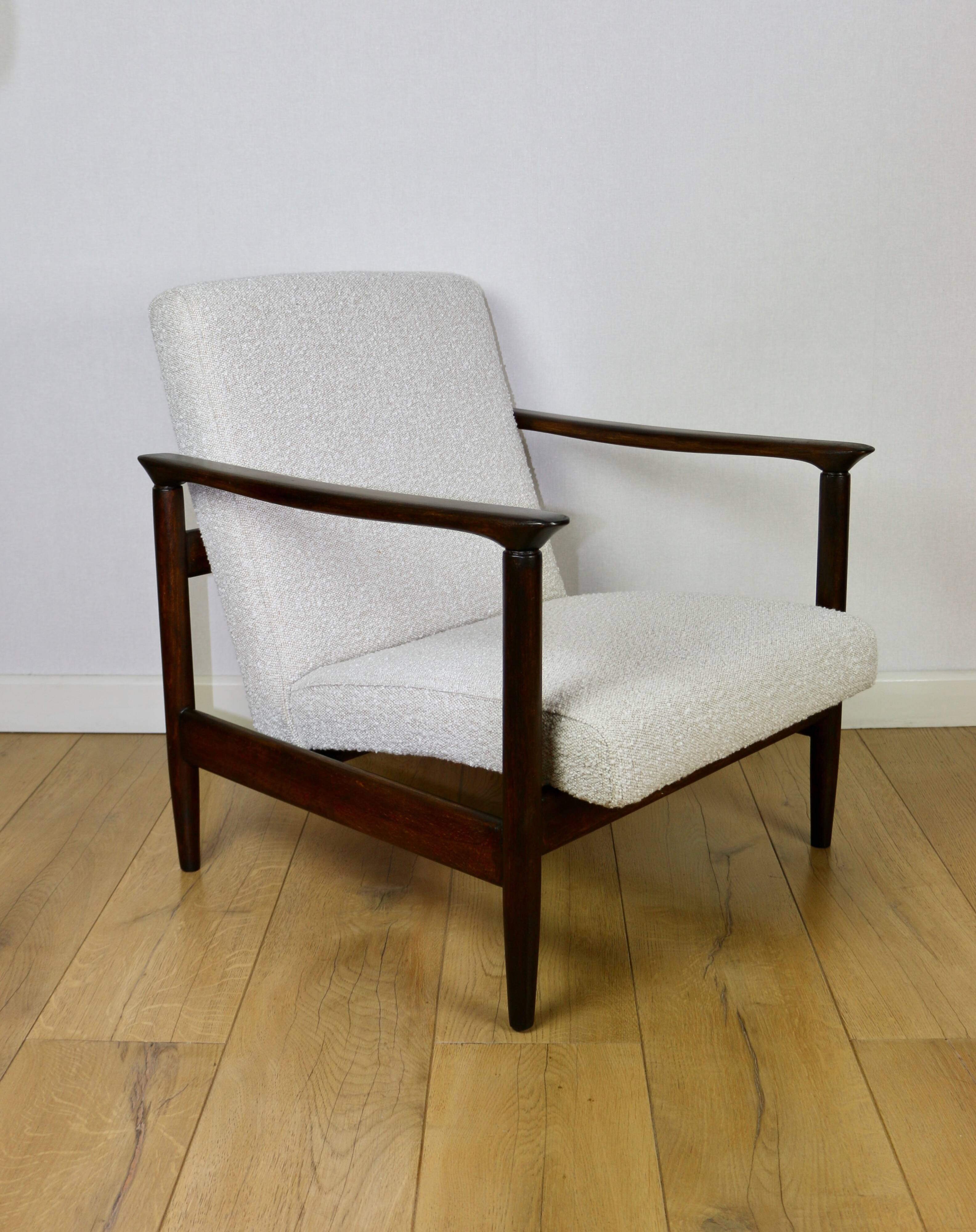 Fauteuil GFM-142, design Edmund Homa des années 70, boucle blanc ivoire - 2 pièces disponibles - bois foncé