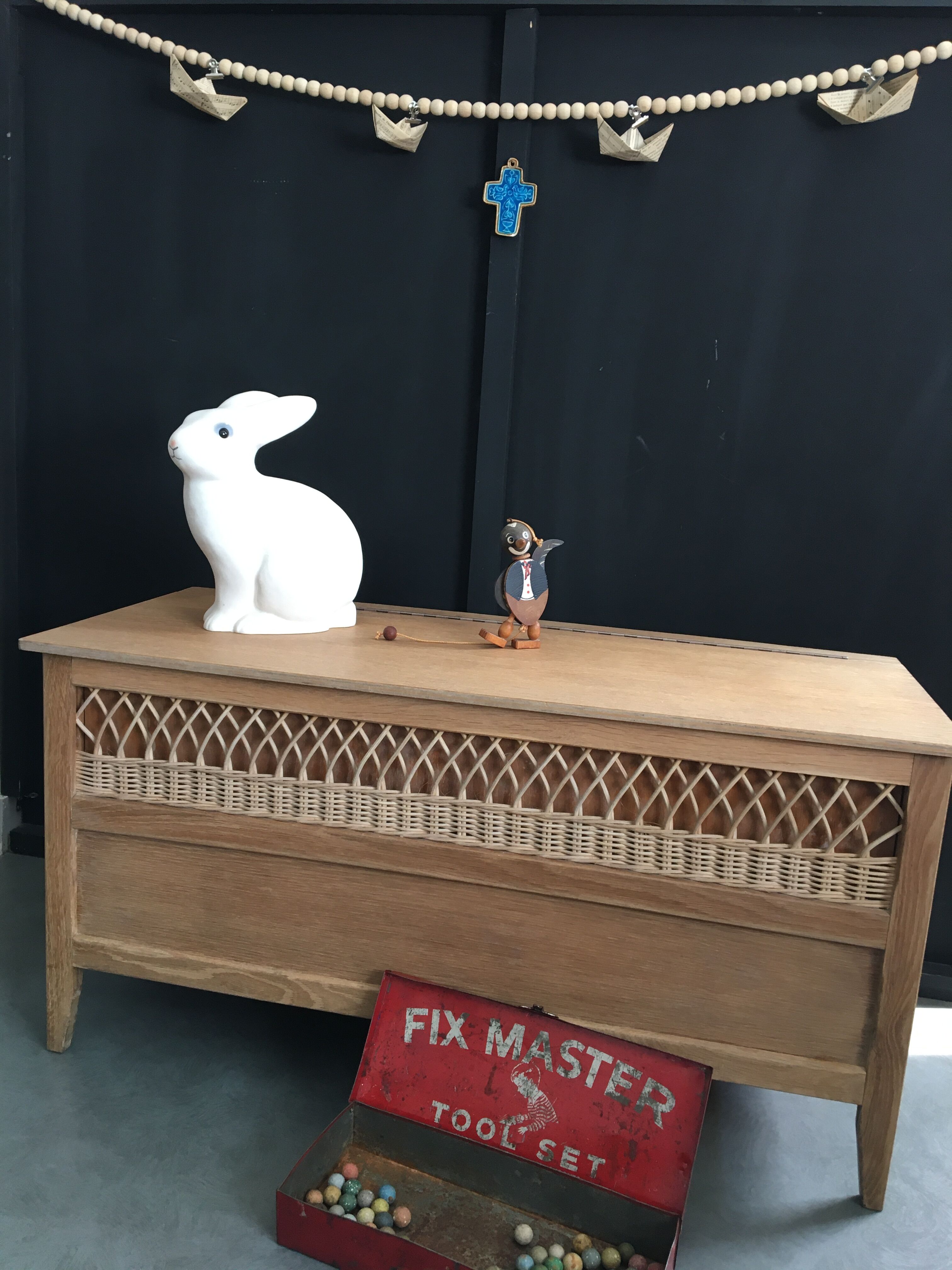 Coffre en bois et rotin