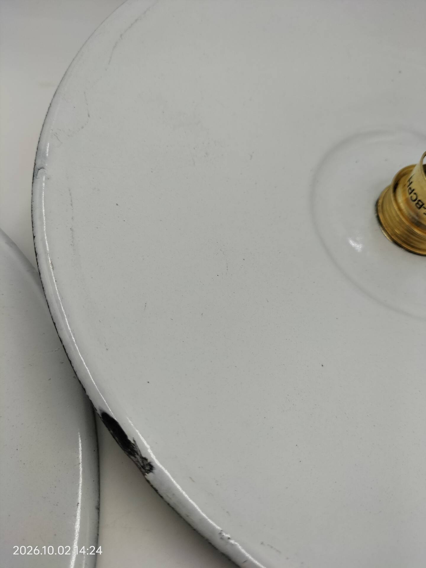 Suspensions in enamelled sheets