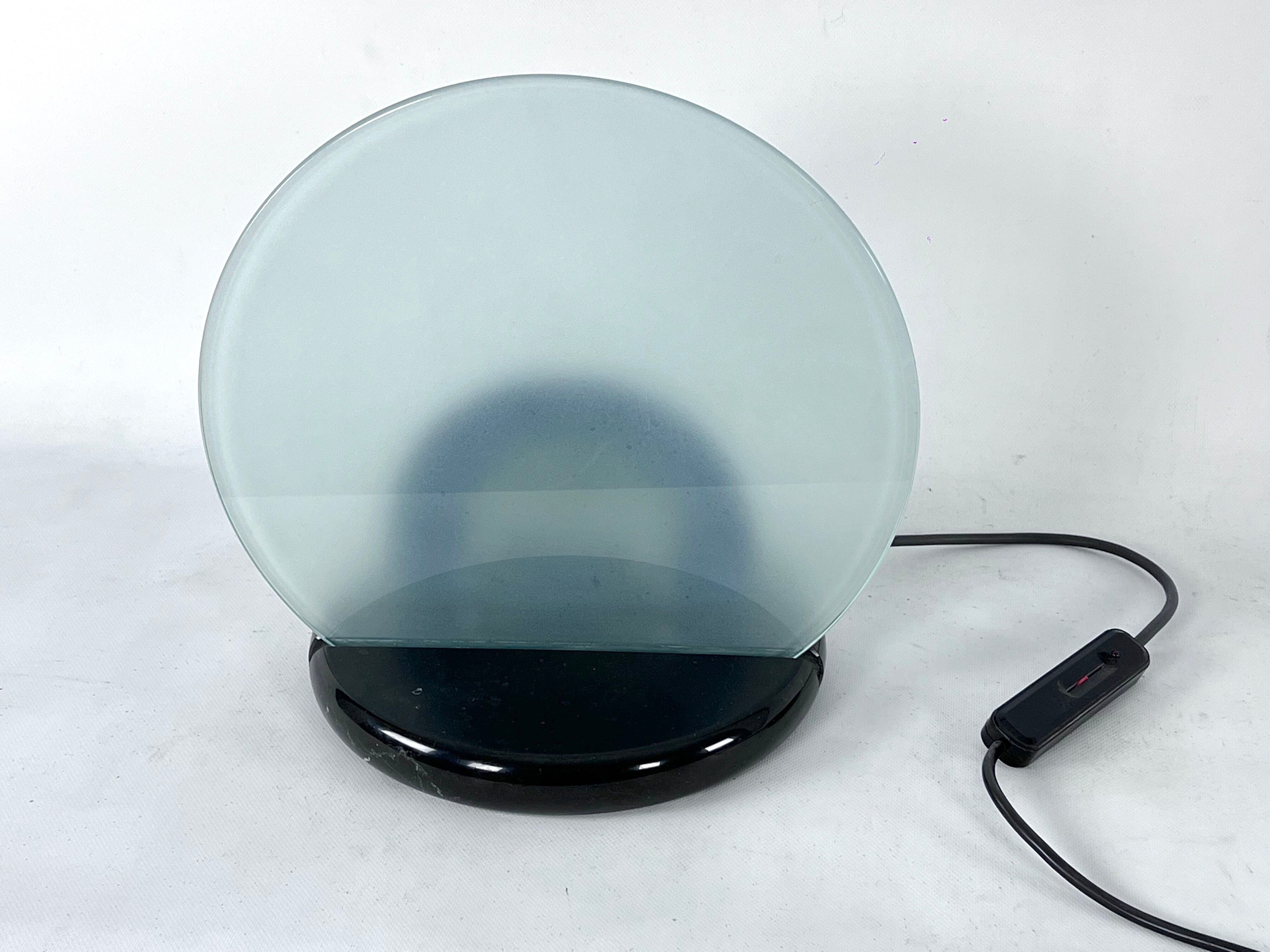 Mid-Century Gong table lamp in marble and glass by Bruno Gecchelin for Skipper. Italy 1981