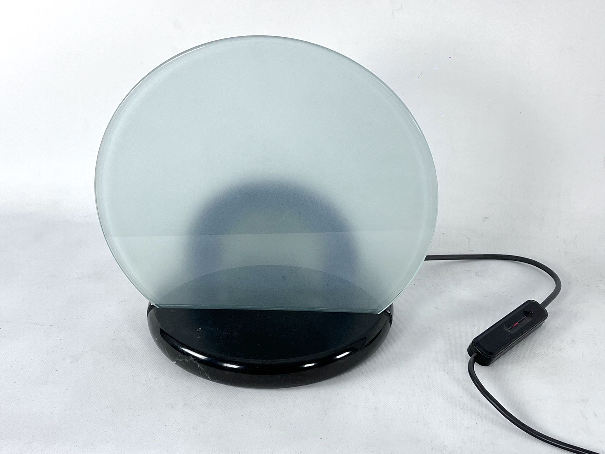 Mid-Century Gong table lamp in marble and glass by Bruno Gecchelin for Skipper. Italy 1981