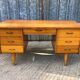 Bureau vintage à pieds compas en chêne