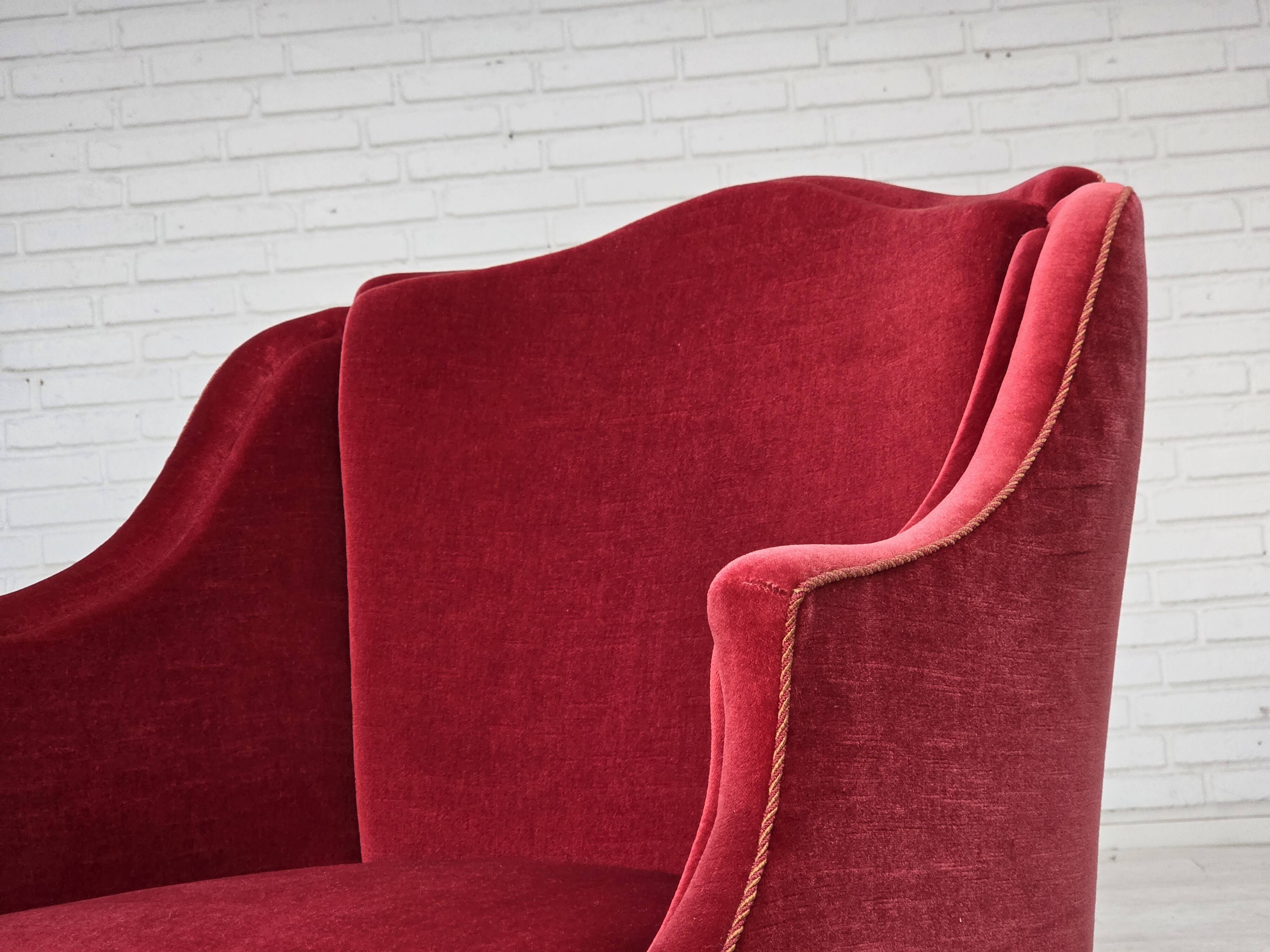 Fauteuil danois des années 1970, velours de mobilier, pieds en bois d'orme.