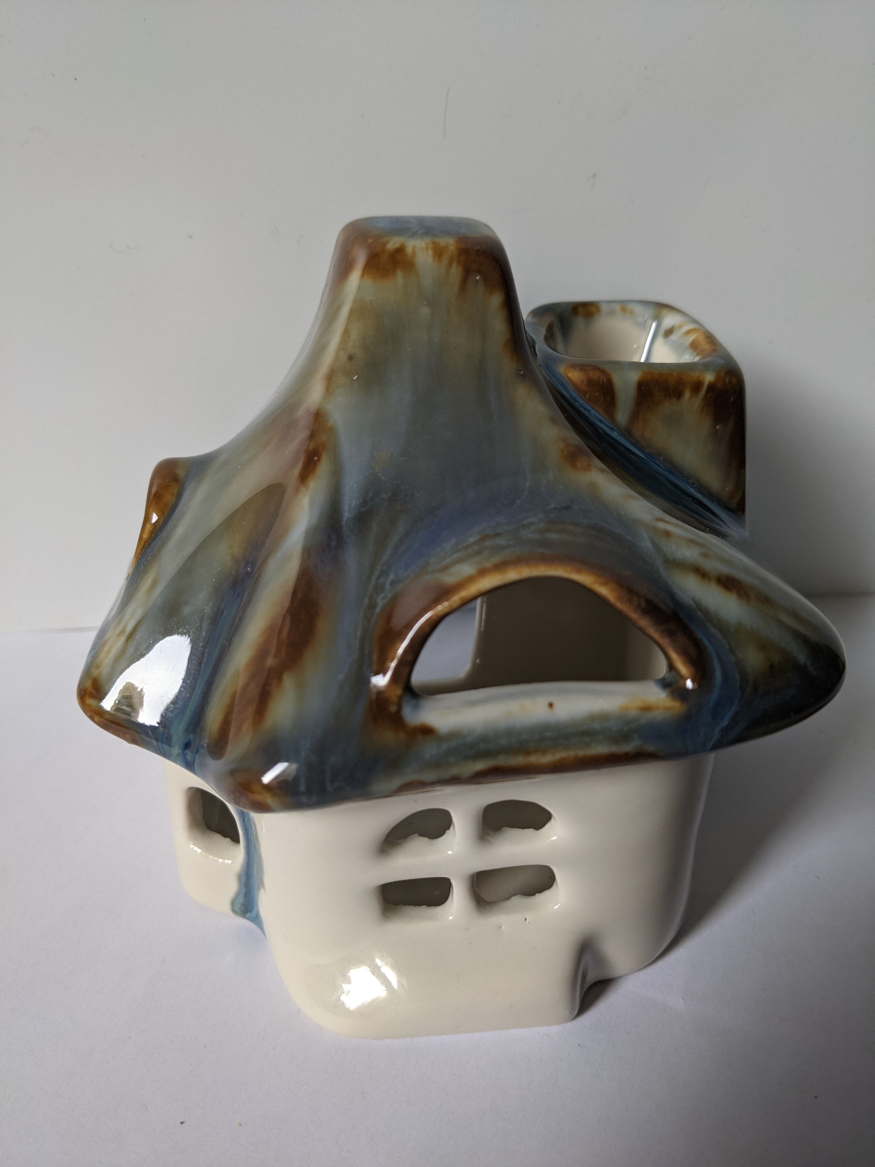 Blue and brown house-shaped photophore of Sandstone Cloud - H: 10cm