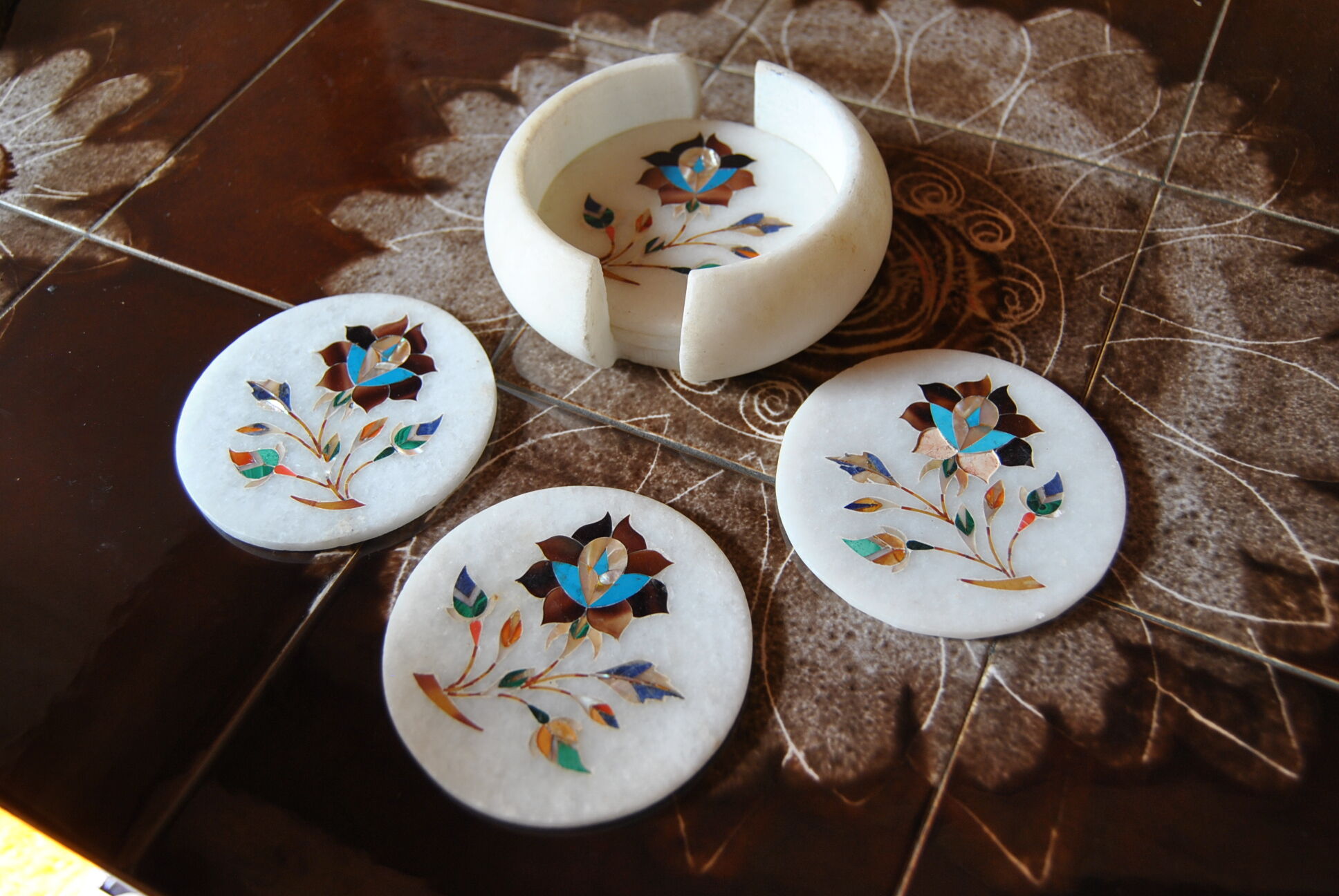 Set of 5 marble and inlaid stone coasters - Artisanal