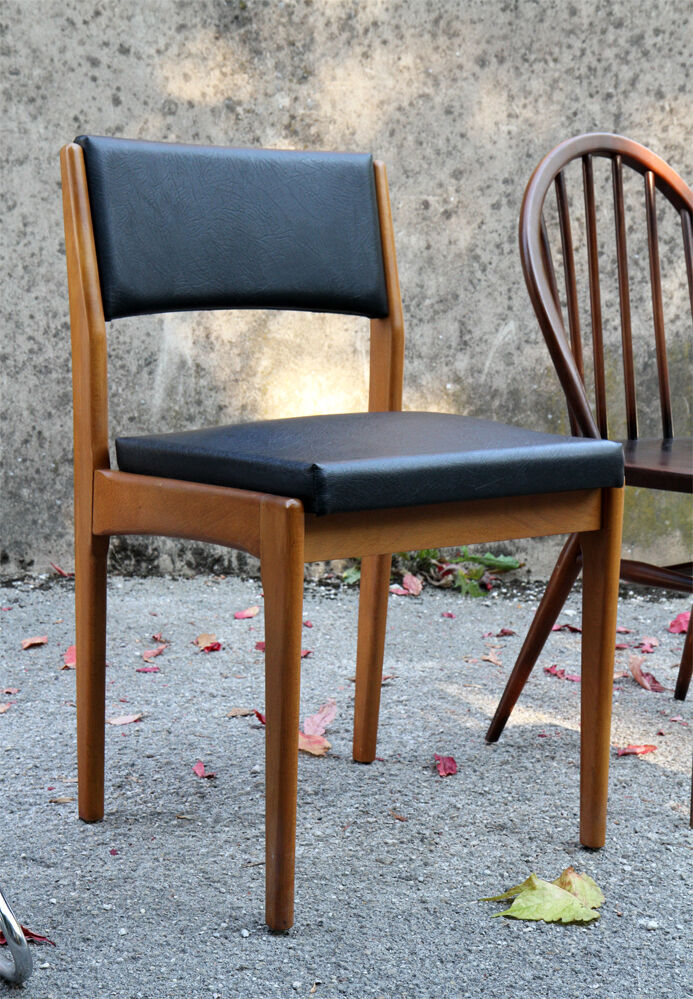 Series of 8 mismatched chairs