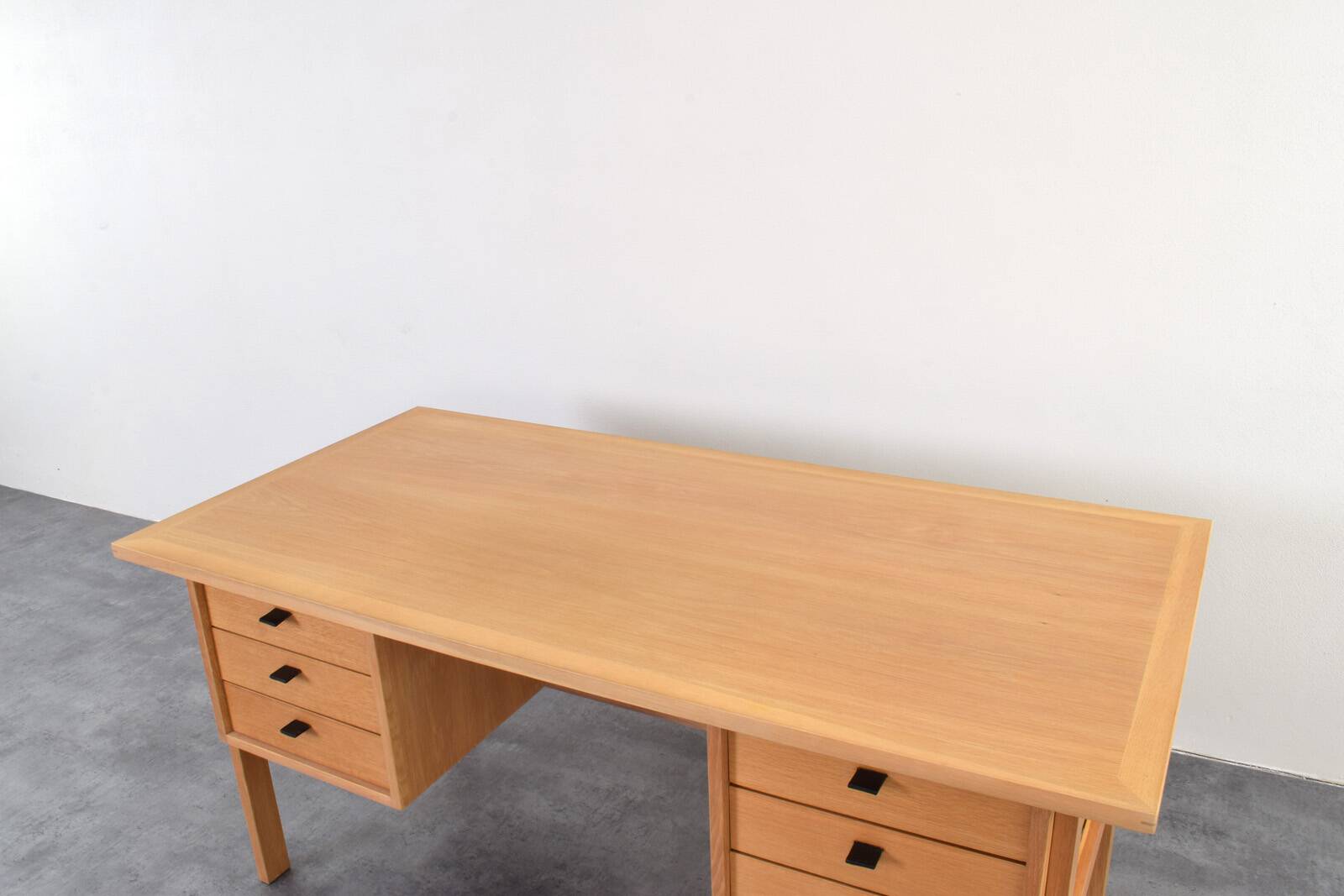Mid-century oak desk by Svend Åge Madsen for Sigurd Hansen, 1960s.