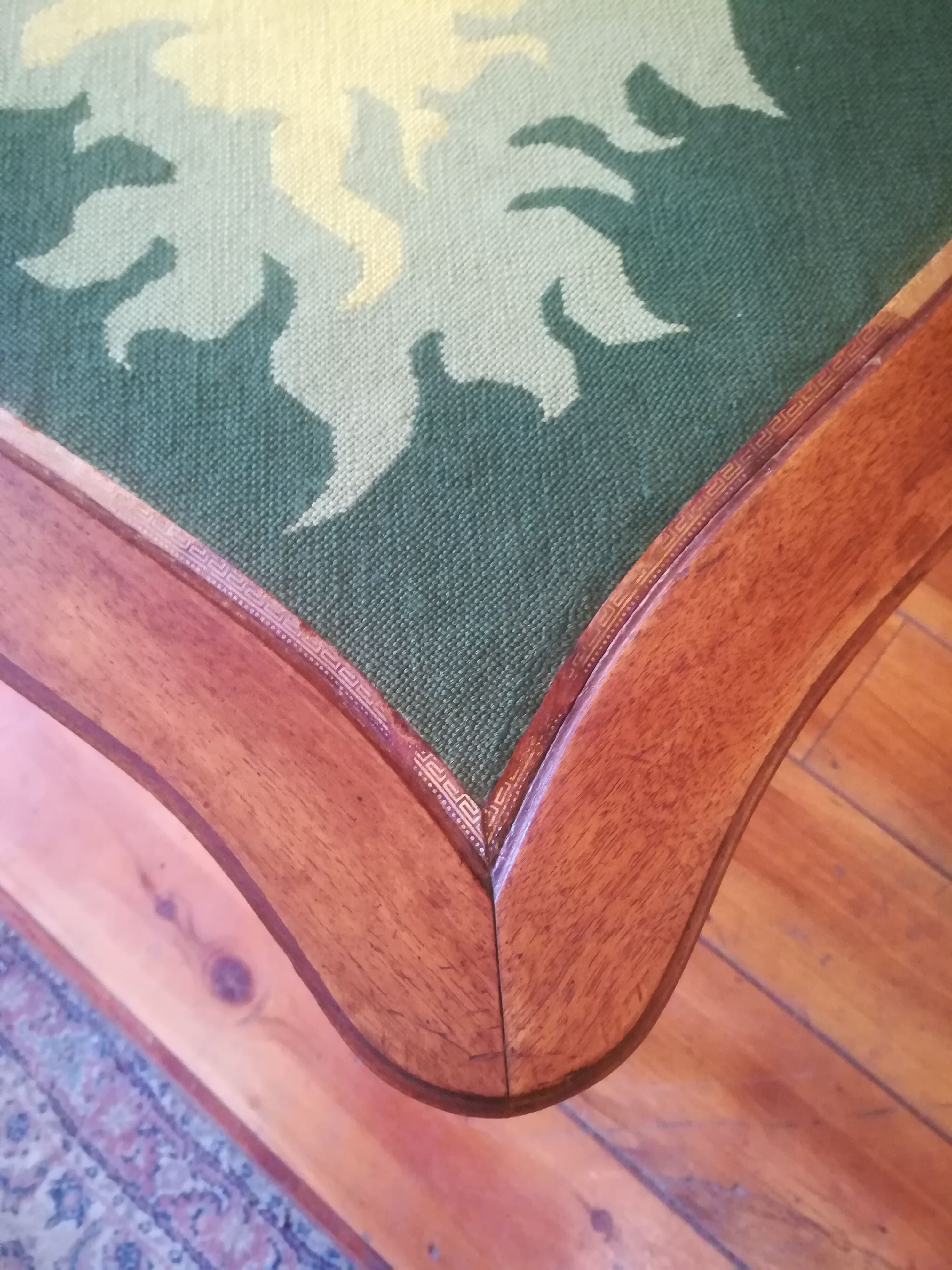 Table à jeu style Louis XV en noyer