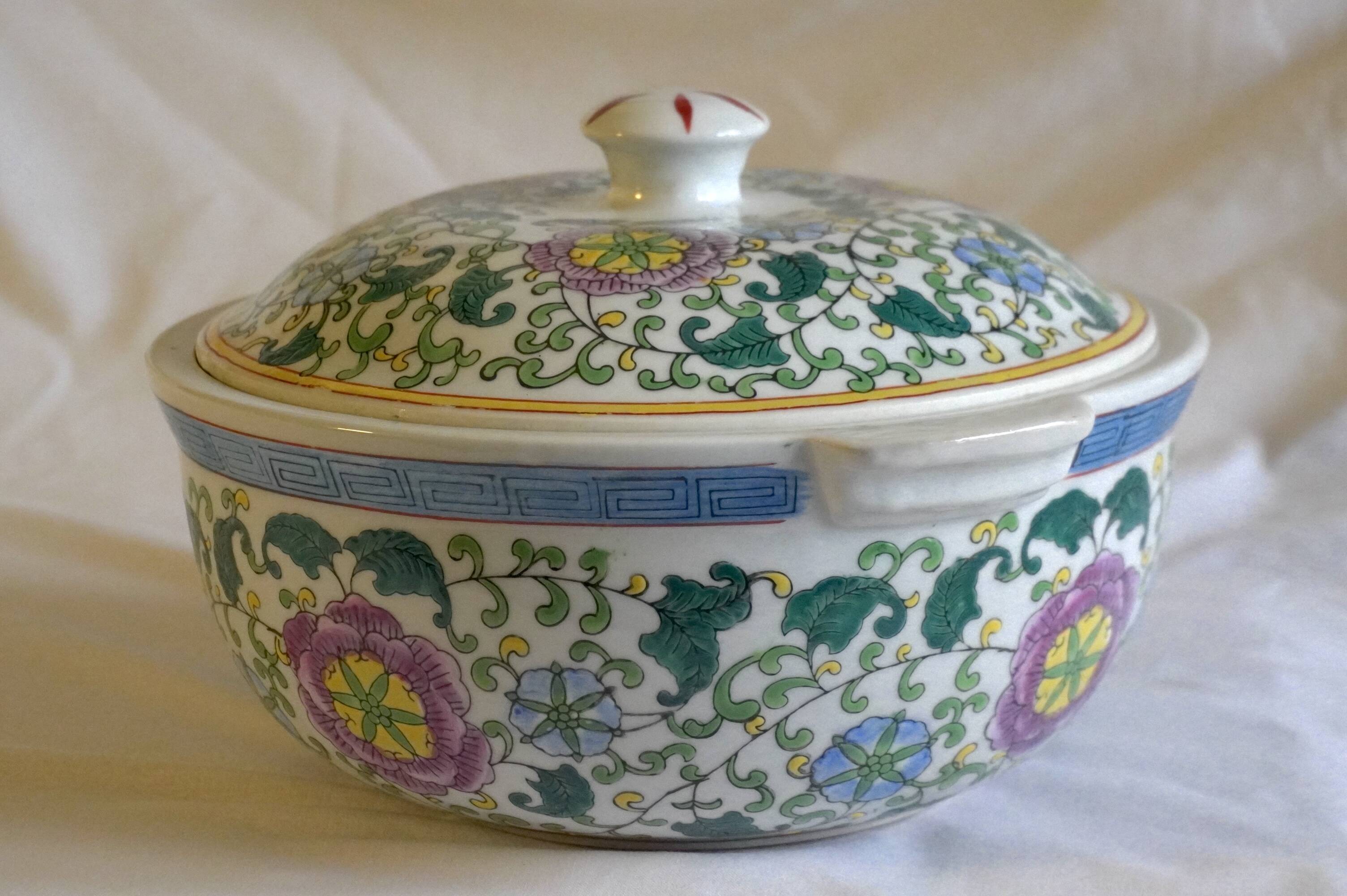 Soup tureen / dish with lid in Chinese porcelain, floral decorations.