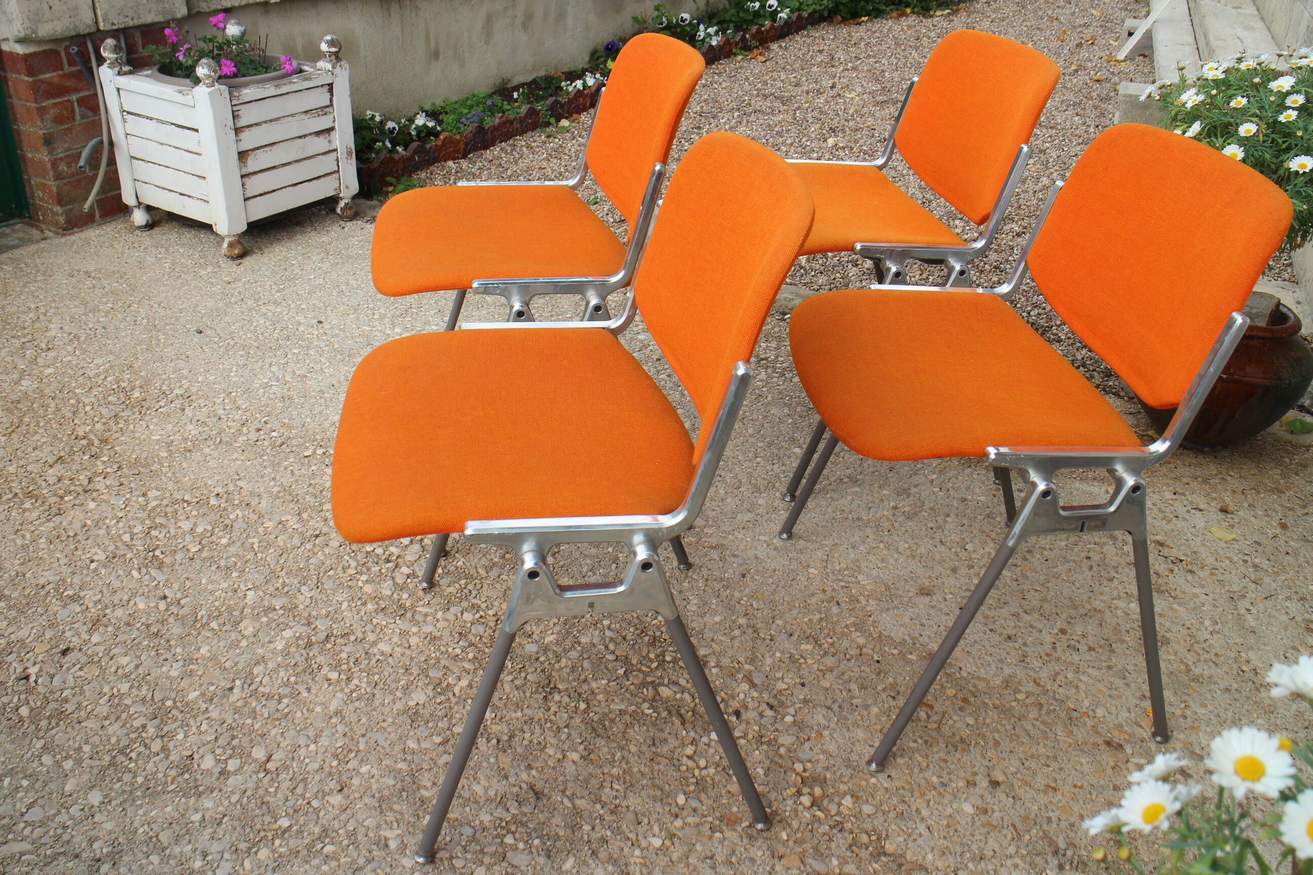 4 chaises DSC 106 Giancarlo Piretti Castelli