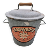Ancienne lessiveuse en zinc